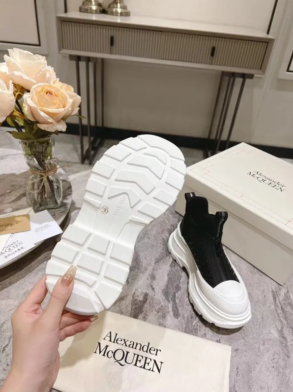 👟👟Ex-factory price 600👟👟 Men's size +10 2023 McQueen classic hot style, top version! ALEXANDERAIexanderMcQUEEN✅ has been certified. The latest 2023 counters will be launched at the same time, international T stage catwalk models. 💯Purchased from top ZP, the original version is 1:1 customized, perfectly reproduced, embellished with waterproof zippers on off-road inspired clothing, with imported anti-wear super soft sock cuffs, 3D glue bright strips, excellent comfort, outsole: original TPU double-layer combination outsole. Fabric: Imported silk cow leather Lining: Imported super soft Lycra/space cloth Foot pads: Imported silk sheepskin Size: 35-40 for women, 39-45 for men. Color: all black, black and white, all white, (add 10 for men’s model)